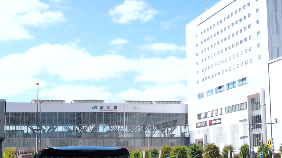 Kol412238293's tweet photo. 旭川駅！昼は流石に暑い https://t.co/S9PVlZClxY