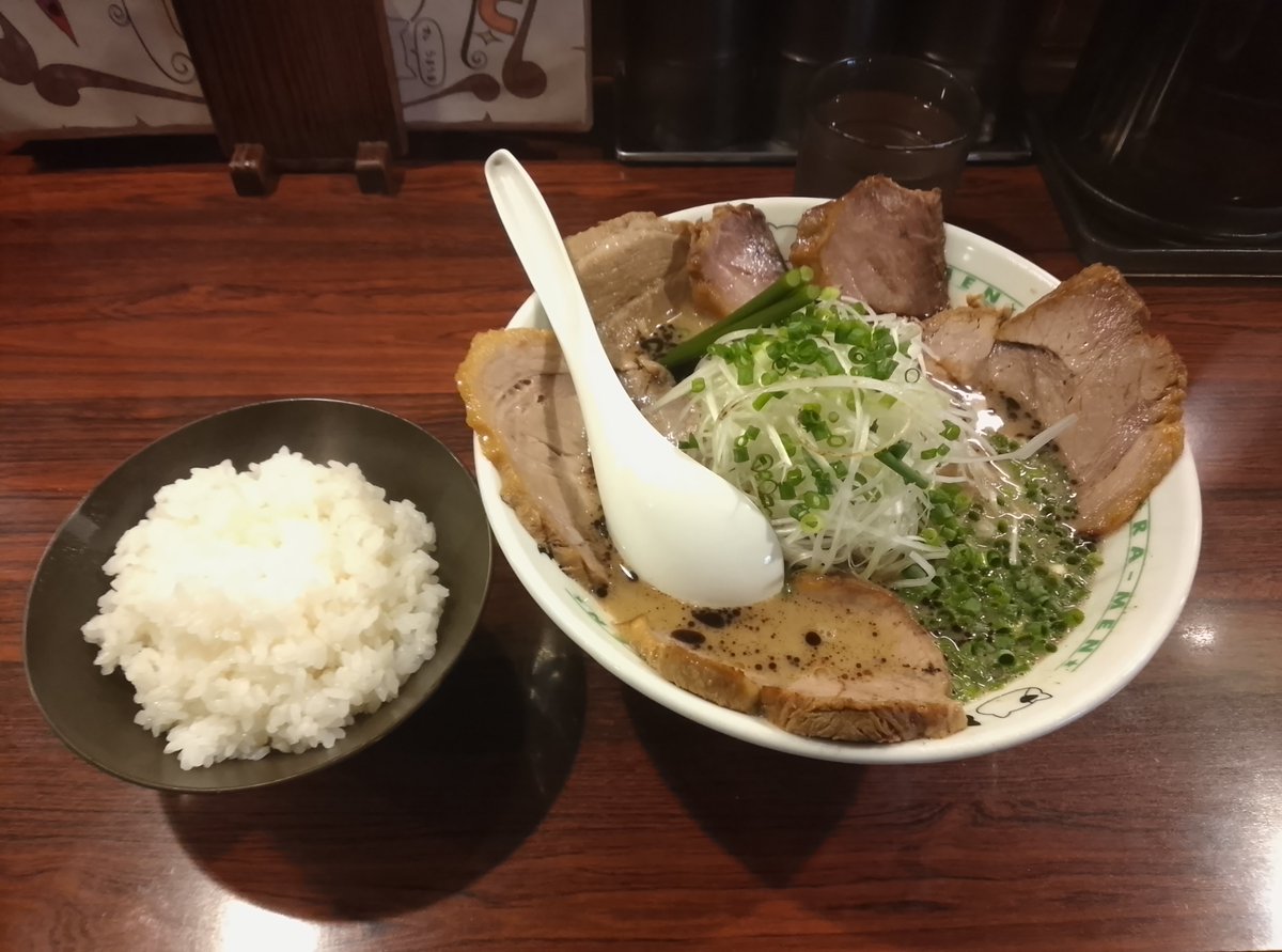 capepoint_cape's tweet photo. 昨夜行ったラーメン屋。伊勢崎��から歩いて22分位の所にある「ぶぃスリー」にて「ねぎちゃーしゅー」を喰らう😋
フォロワーさんに教えてもらいました👍
思っていたよりもかなり濃厚なスープに細麺。ご飯も付けて、おなかいっぱいになりました😁 https://t.co/fNJ0l6mGRf