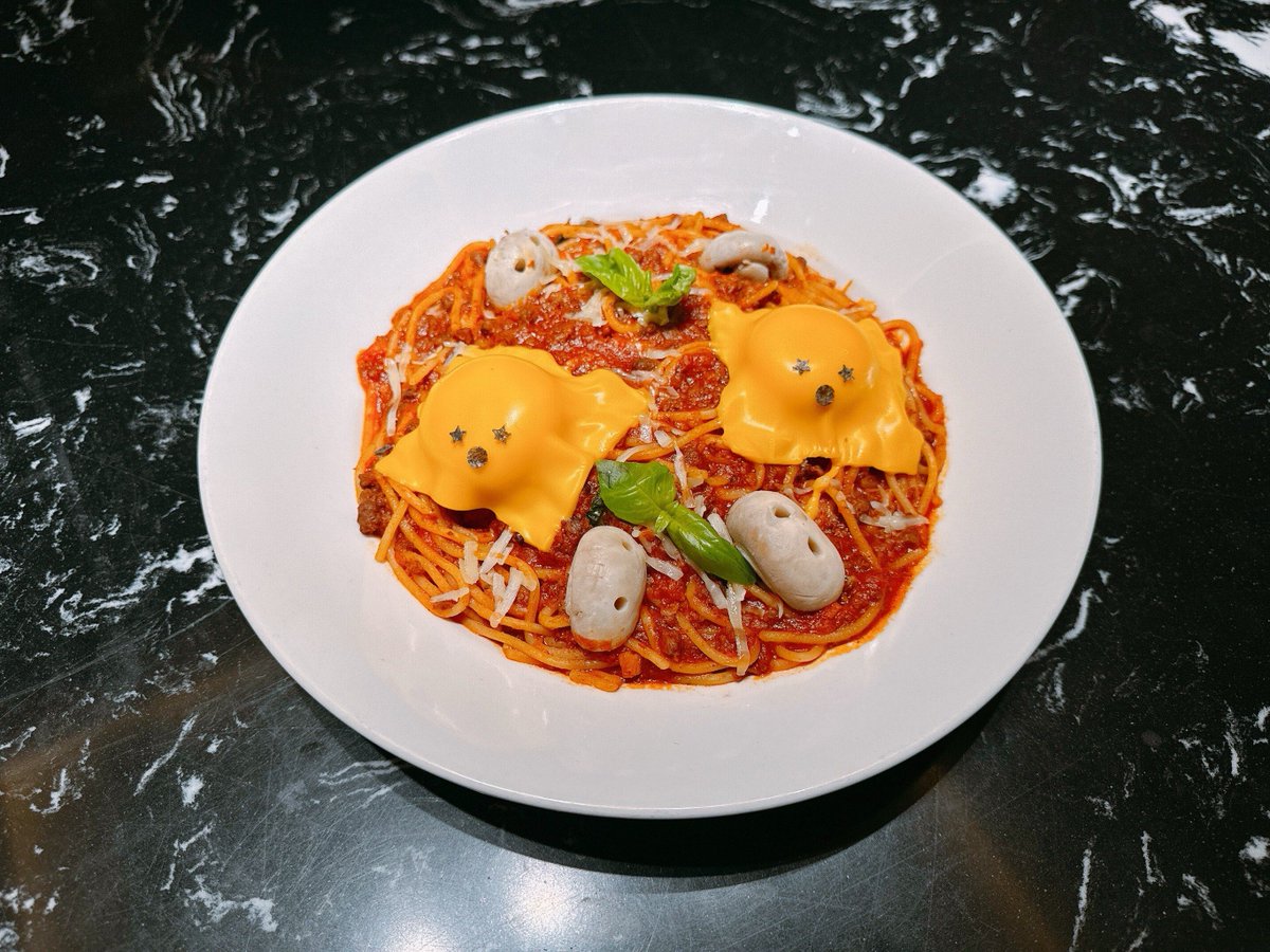 ComanCosmina12's tweet photo. Spooky Season Feast Alert! Our Halloween Special has arrived: pumpkin spice roasted chicken, candy corn corn bread u0026 ghostly mousse shots – perfect for your eerie dinner! https://t.co/NnVQgDD6gF