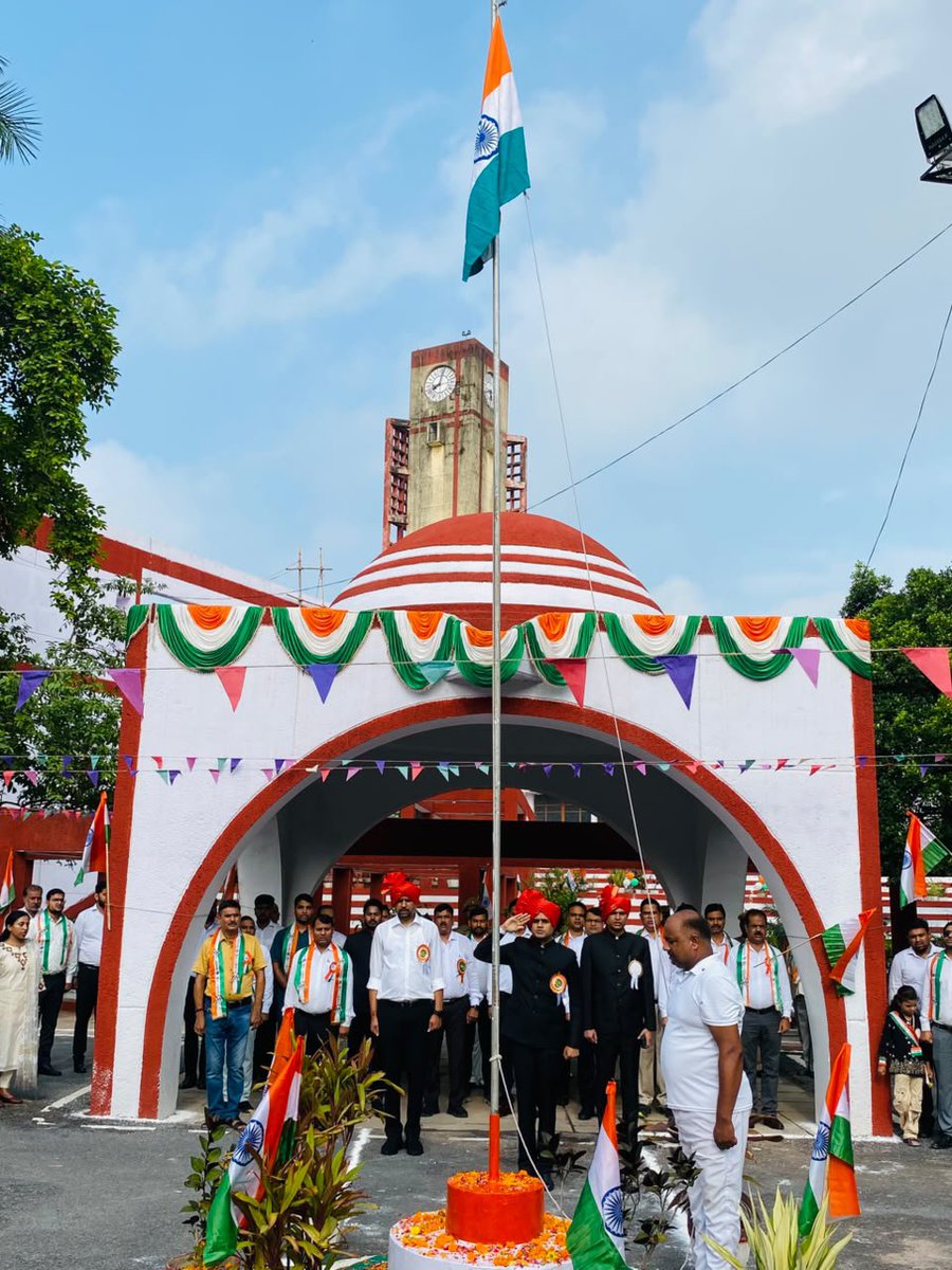 DMMau1's tweet photo. आज 80वें स्वतंत्रता दिवस के अवसर पर कलेक्ट्रेट परिसर में ध्वजारोहण कर राष्ट्रध्वज को सलामी दी गई। इस अवसर पर आयोजित गोष्ठी में स्वतंत्रता संग्राम के वीर सेनानियों के त्याग, बलिदान एवं राष्ट्र निर्माण में उनके योगदान को स्मरण किया गया।
@InfoDeptUP https://t.co/br3aM6nmgu