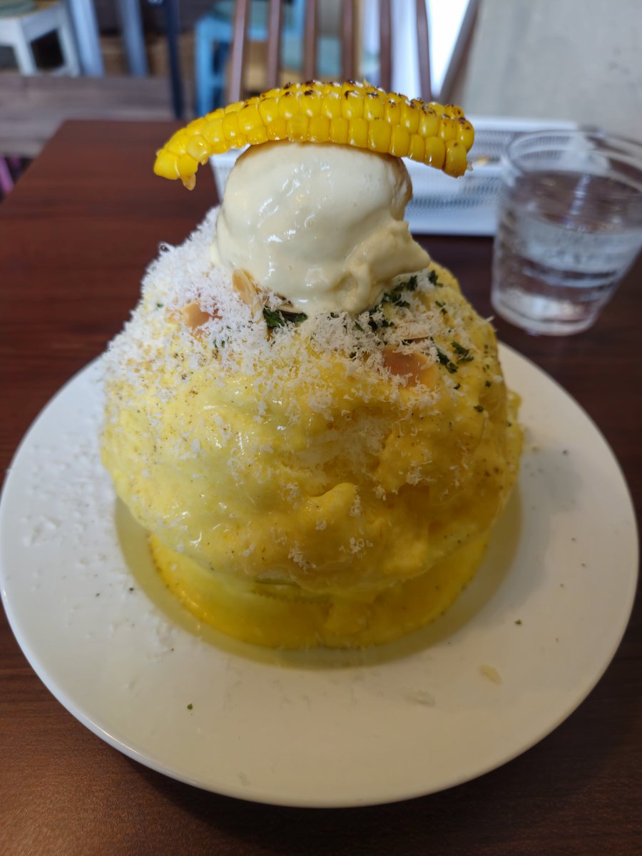 hitoki5173's tweet photo. とうもろこし🌽のかき氷🍧
これめちゃくちゃウマイ‼️
途中で塩、胡椒を足して食べると甘みがさらに引き立つ👍 https://t.co/uOKcooP3XM