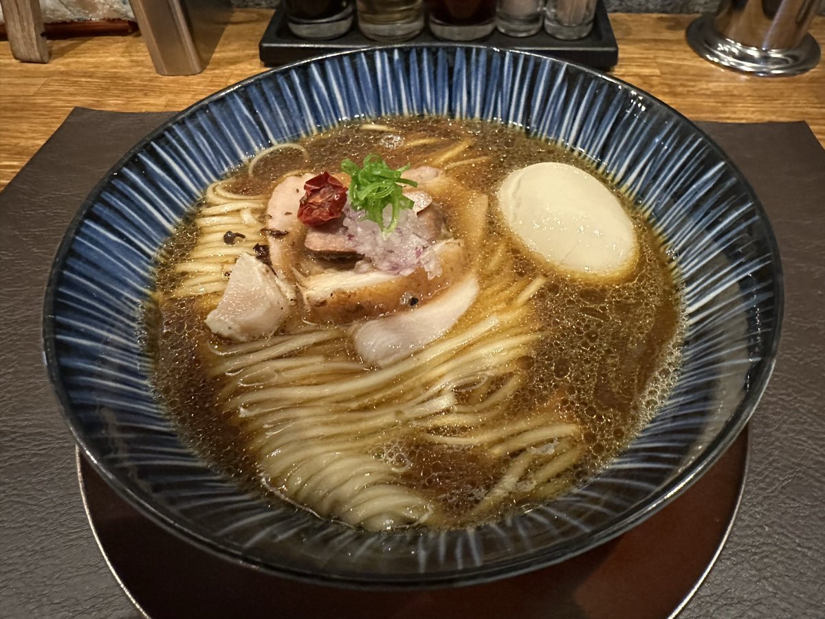 tkntsyk1969's tweet photo. 麺処青野＠寄居
 
伊勢海老出汁らぁめん(醤油)🦐+味玉
 
スペシャル限定を頂きに✨醤油or塩で醤油を😋
スープを啜ると、後を引く伊勢海老の風味と旨味が口いっぱいに広がり凄く旨い😆
啜り心地の良い平打麺を啜ると海老の香りが鼻から抜ける感覚が堪らない🥰あぁ香りまで美味しい😘
ご馳走様でした😊 https://t.co/QHerdqBDlo