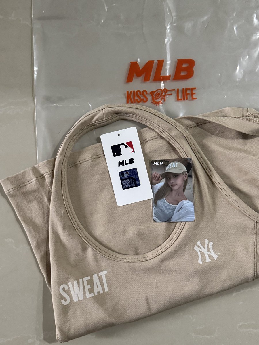 c1810079's tweet photo. Kiss of life sweat x MLB korea https://t.co/1GpB7feD01