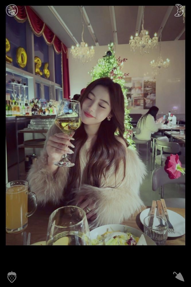 Xhsiakxue's tweet photo. The friends engaged in a lively discussion about their preferred types of travel, weighing the excitement of urban adventures, the serenity of mountain trails, and the unhurried charm of coastal escapes. None of these options emerged as the ultimate favorite, given that every in https://t.co/t5UmSNfVcQ