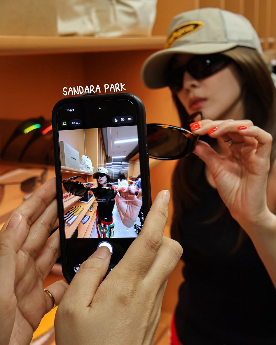 krungy21's tweet photo. Bangkok day 1 🇹🇭💕
See you at the show tonight!!! 🧡💙 
#Reprism #Fan-Con in #Bangkok #Thailand https://t.co/PFAx7FicAp