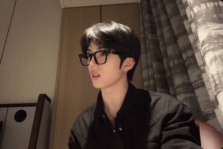 Haec0_'s tweet photo. 은은하게 보이는 목걸이 진짜좋음 https://t.co/N4Q0TMifLg