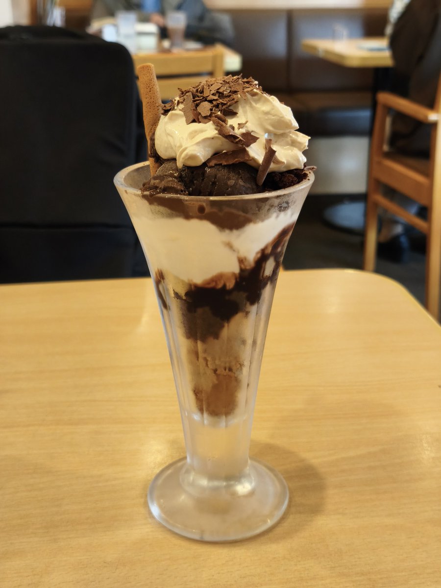 m92o's tweet photo. 雨宿りでチョコレートパフェを食べてしまった https://t.co/VfmEjiTCPt