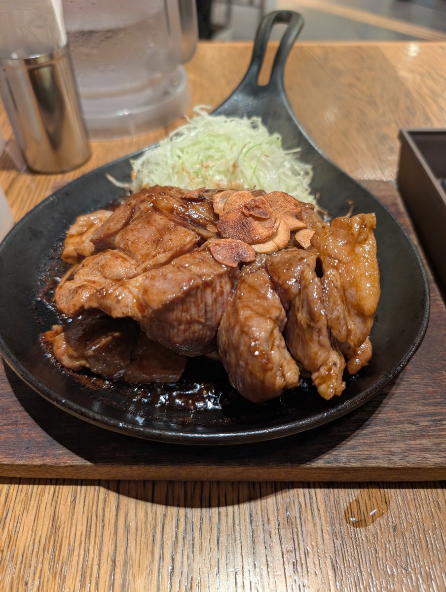 Jackie_Setouchi's tweet photo. 遅めの昼だったのでやる気出してみた。
しかし豚肉が分厚いすぎて中が生焼けであり、腹こわしリスクを負った。
安くて量多くて良かったんだが、もう来ないよ！ https://t.co/jzYERMt9lL