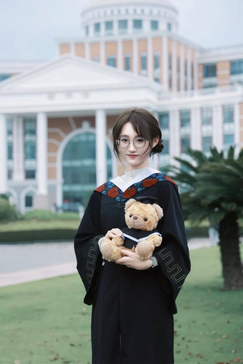 braun_florian's tweet photo. [Gown on, diploma in hand—this chapter closes, thousands of sunlit memories to carry on. Graduation hits different, feels like flying after learning to run. ]， https://t.co/IEgqV8yGp5