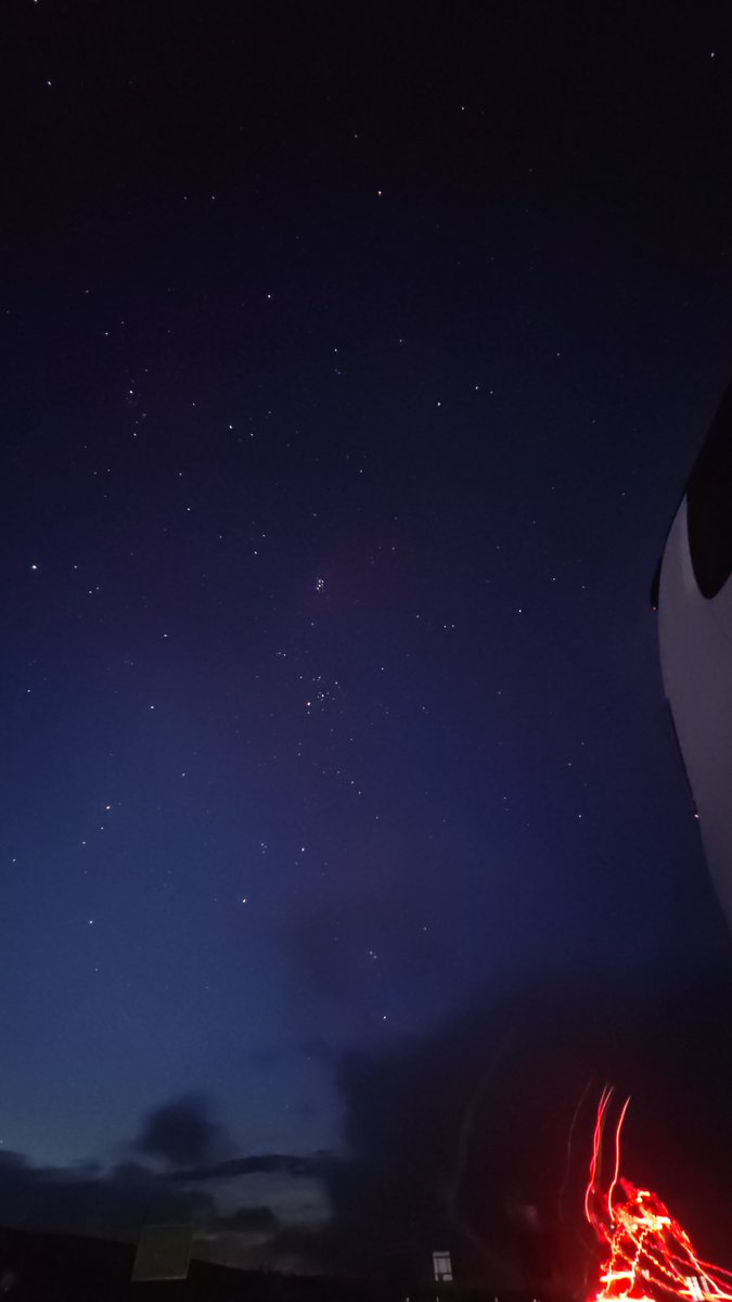 hiroari19's tweet photo. 夜のビーナスラインに星空を見に行ってきました
天気が心配でしたが、曇り空でも曇り空から少しでも星見れればいいかな〜って思ってたけど、いざ着いたら結構な満天の星空🌟　最初に道の駅美ヶ原高原に着いたら霧が発生して見えない😆
次に霧ヶ峰ビーナスに向かったら霧も晴れて見れた
次は秋の夜空か https://t.co/Jxk85vMUUc