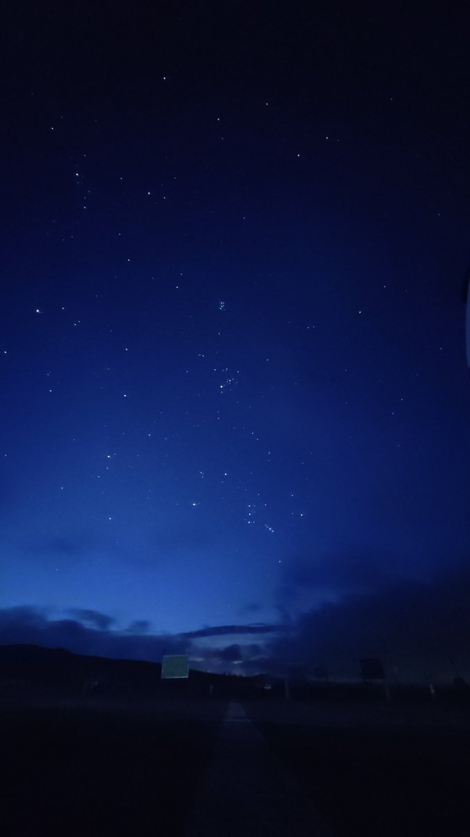 hiroari19's tweet photo. 夜のビーナスラインに星空を見に行ってきました
天気が心配でしたが、曇り空でも曇り空から少しでも星見れればいいかな〜って思ってたけど、いざ着いたら結構な満天の星空🌟　最初に道の駅美ヶ原高原に着いたら霧が発生して見えない😆
次に霧ヶ峰ビーナスに向かったら霧も晴れて見れた
次は秋の夜空か https://t.co/Jxk85vMUUc