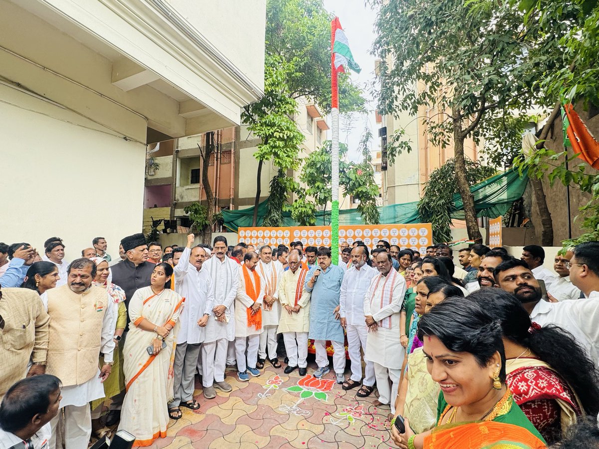 chshekharbjp's tweet photo. 80वें स्वतंत्रता दिवस के अवसर पर भाजपा प्रदेश कार्यालय में अध्यक्ष श्री @N_RamchanderRao जी ने हैदराबाद भाजपा मुख्यालय में कार्यकर्ताओं के साथ ध्वजारोहण किया।
@BJP4Telangana @bandisanjay_bjp 
@drlaxmanbjp @Dattatreya 
#IndiaIndependenceDay https://t.co/B3UsBIzjR9