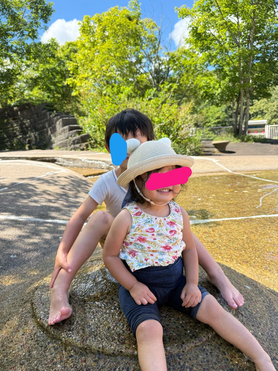 debumi1989's tweet photo. 友達家族と滝野すずらん公園へ
お兄ちゃんに遊んでもらって
楽しそう
北海道に服を3着しか持ってきてないから
いつ���も同じ服着てるみたい(笑) https://t.co/jegporHPqM