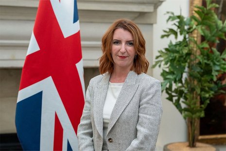 BenGrahamUK's tweet photo. Don't look over here. Look at Farage.

That's Labour's strategy.

Because otherwise people might start asking why a convicted fraudster, Louise Haigh, is at the heart of government.

Or why donations to Wes Streeting linked to one of the world's most notorious fraudsters are under Electoral Commission review.

Or why Yvette Cooper has taken almost £500,000 from a donor linked to healthcare recruitment.

They really don't want you looking too closely at Labour.