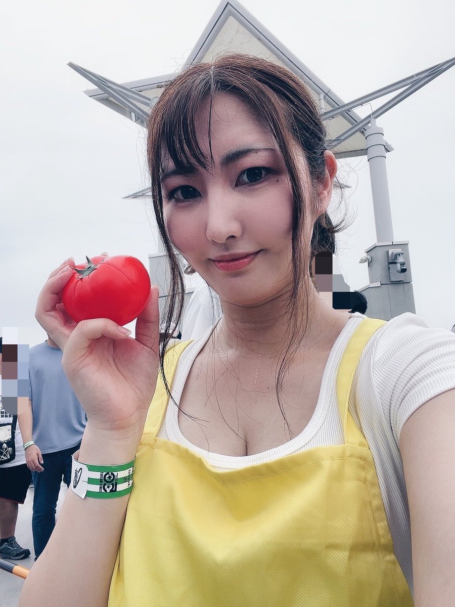 minatsukika's tweet photo. リズ天 サチコ・ダイヤモンドさんやってる～！！
一般人みたいだw
 #C108  #C108_cos  #コミケ https://t.co/jmSpFqocEG