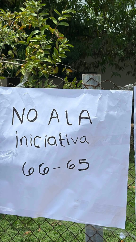 elmetrogt's tweet photo. Vecinos se manifiestan 
contra la Ley TRECSA

Vecinos se manifestaron para solicitar la suspensión de la tercera lectura y la aprobación por artículos de la Iniciativa de Ley 6665, denominada “Ley de Infraestructura Urgente para el Transporte de Energía Eléctrica”, conocida popularmente como Ley TRECSA.

Los manifestantes expresaron su rechazo al avance de la iniciativa y pidieron al Congreso de la República detener su discusión por estar en contra de la Propiedad Privada o obligarlos a ceder con coacción legal para que permitan que el cableado de alta tensión pase por su casa o terrenos. 

Esta Ley TRECSA es impulsada por la bancada de diputados del Partido CABAL por medio de su Secretario General diputado Luis Aguirre  

El único Partido que se a opuesto a esta ley TRECSA es Visión con Valores VIVA por medio de su precandidato Presidencial Armando Castillo. 
#CongresoGT #Ley6665 #LeyTRECSA