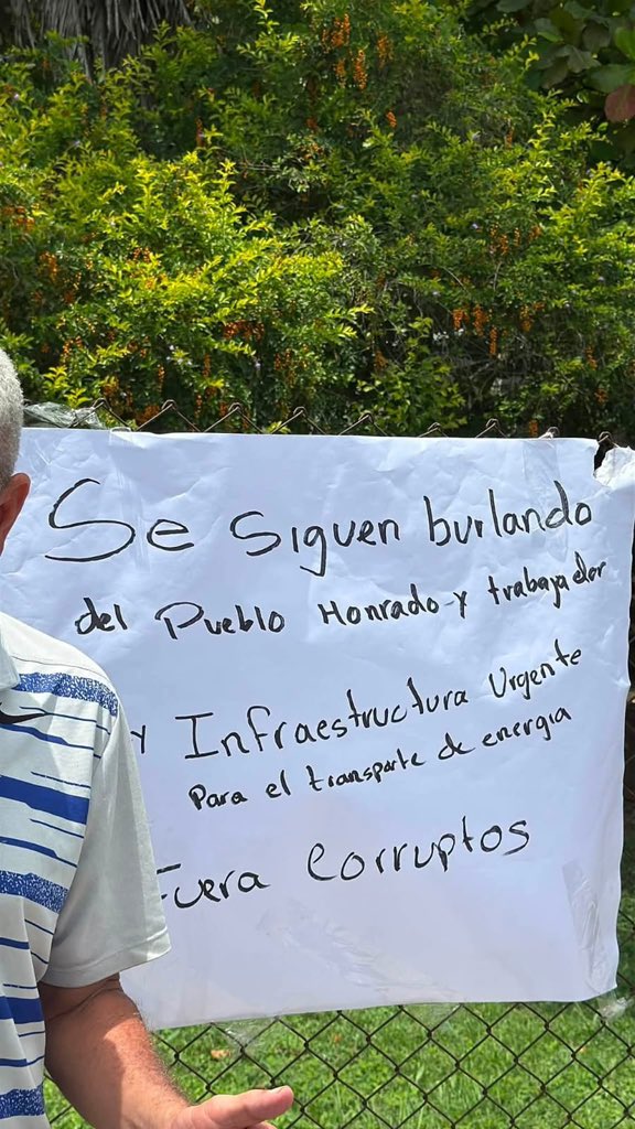RamonHernande23's tweet photo. Vecinos se manifiestan 
contra la Ley TRECSA

Vecinos se manifestaron para solicitar la suspensión de la tercera lectura y la aprobación por artículos de la Iniciativa de Ley 6665, denominada “Ley de Infraestructura Urgente para el Transporte de Energía Eléctrica”, conocida popularmente como Ley TRECSA.

Los manifestantes expresaron su rechazo al avance de la iniciativa y pidieron al Congreso de la República detener su discusión por estar en contra de la Propiedad Privada o obligarlos a ceder con coacción legal para que permitan que el cableado de alta tensión pase por su casa o terrenos. 

Esta Ley TRECSA es impulsada por la bancada de diputados del Partido CABAL por medio de su Secretario General diputado Luis Aguirre  

El único Partido que se a opuesto a esta ley TRECSA es Visión con Valores VIVA por medio de su precandidato Presidencial Armando Castillo. 
#CongresoGT #Ley6665 #LeyTRECSA