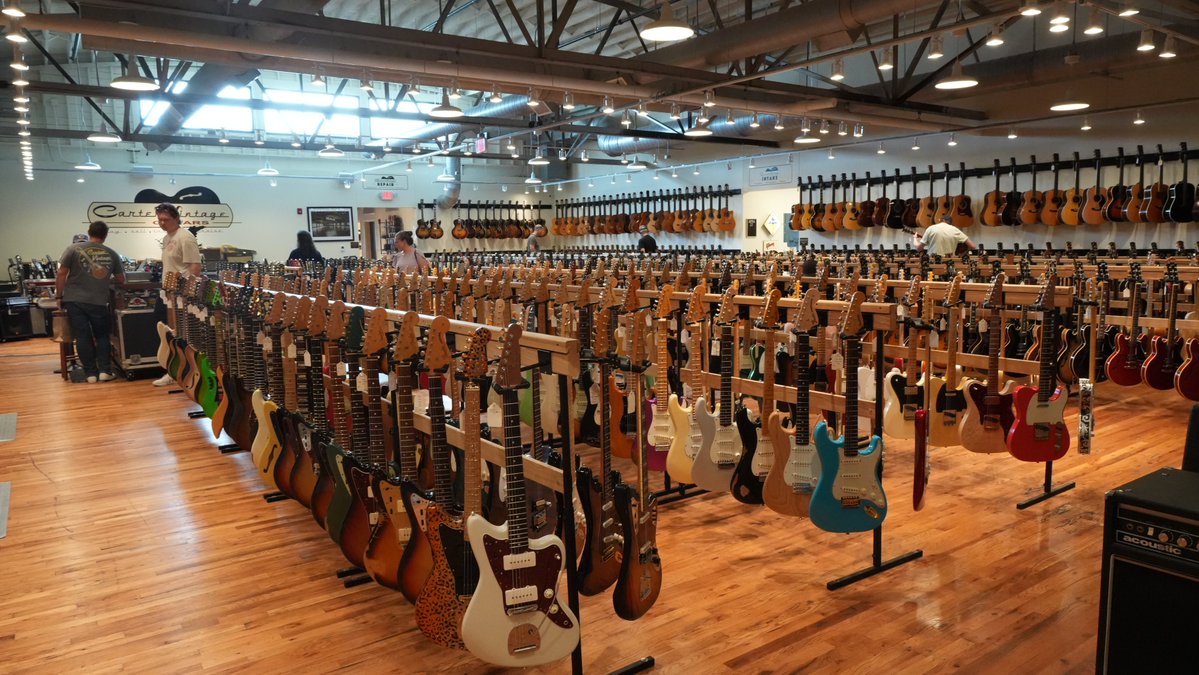 passkeyguitars's tweet photo. さあ！
明日千葉店です！！申し込みを！

23日が釧路店。そちらもよろしく！ 

#ギタラバツアー #ルシアー駒木トークショー #イオンレイクタウン #イオンモール天童 #千葉 #イオンモール釧路昭和 #島村楽器 #海外買付 #jimmywallace #Groshguitars #ルシアー駒木 https://t.co/lkyrOZTaFJ