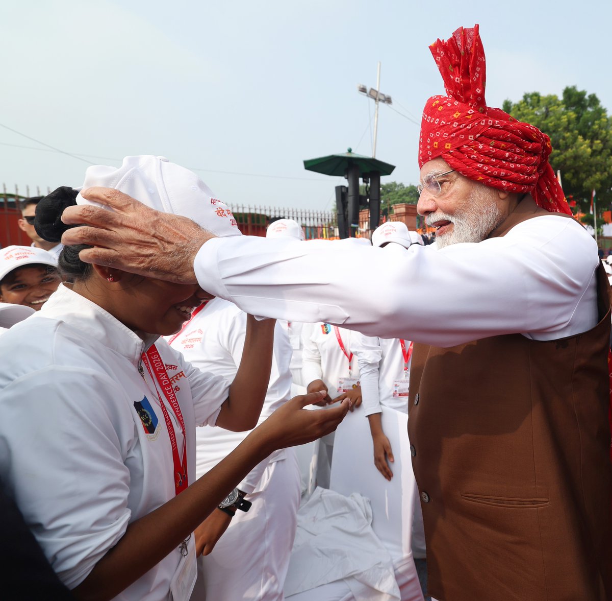 BJP4India's tweet photo. PM मोदी के साथ युवा भारत! 🇮🇳🤝

जोश भी, अपनापन भी और नए भारत का विश्वास भी... नेतृत्व जब जन-जन के बीच हो, तब हर तस्वीर एक नई कहानी कहती है।

#IndiaIndependenceDay