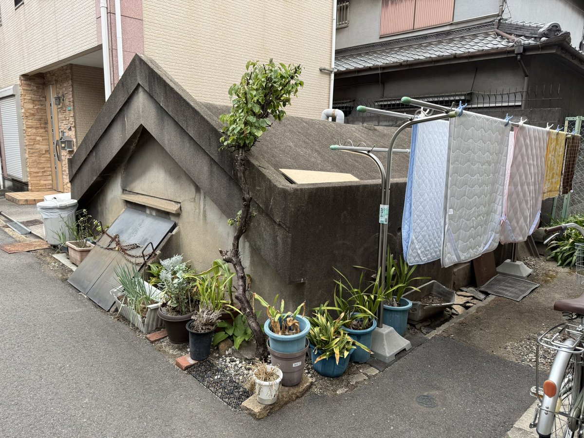seigetu_burari's tweet photo. これは大阪市内に残る防空壕です https://t.co/6tPNYMKmVr