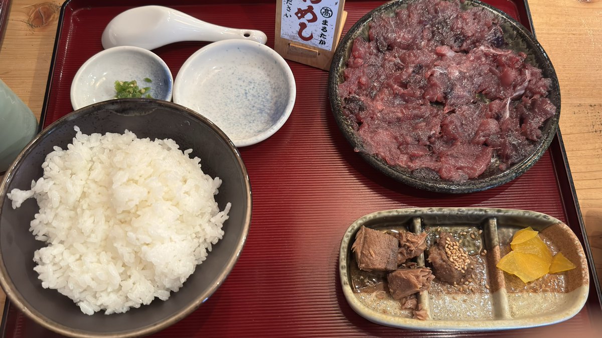 halxiel's tweet photo. うずわめしなるもの初挑戦
カツオ好きなので美味かった
特に出汁と卓上の緑の八味を入れて食うのが美味い
ただ1.5時間並ぶのは想定外だったな https://t.co/KYDnHfSbGQ