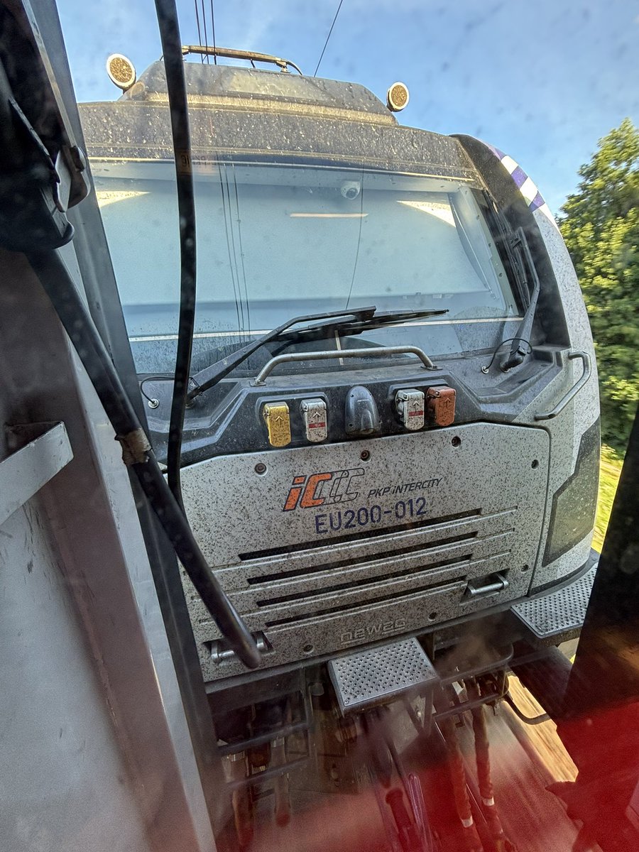 josviaque's tweet photo. Prawie 200 km/h na liczniku. #EU200 daje czadu. 🚊 #PKP #PKPIC #Griffin #kolej https://t.co/JsVFYWDjvu