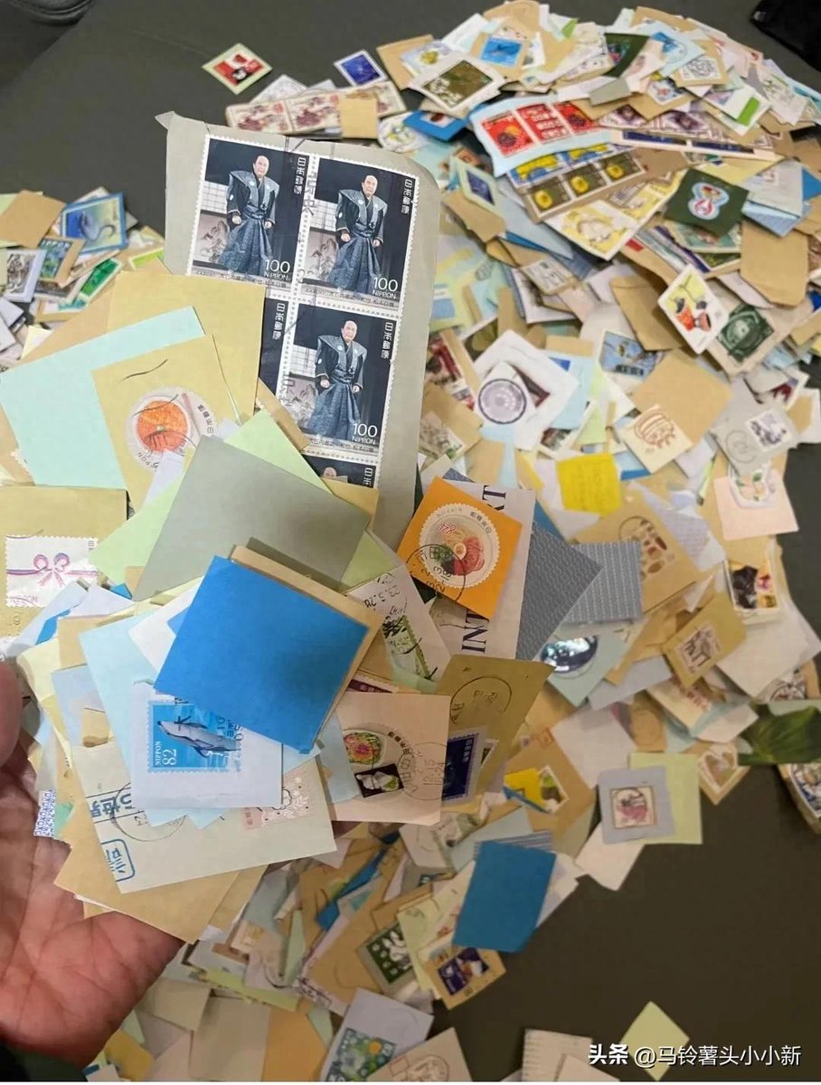 itzel_sumuano's tweet photo. Sorting out old stuff this weekend! Found a vintage book my grandma gave me and a stack of letters from high school. Clearing the clutter feels so good—anyone else got old treasures hiding in their closets， https://t.co/W8ELz1y46H