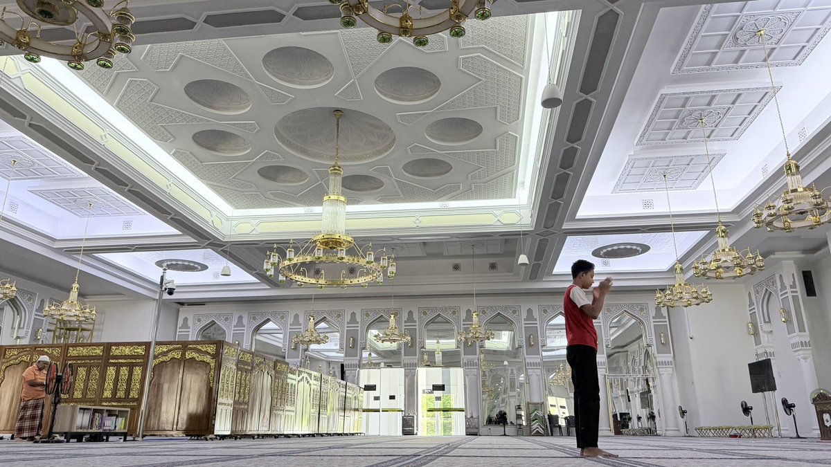 axad73's tweet photo. Solat Zuhir di Masjid Tengku Razaliegh, Gua Musang.. https://t.co/fUYYsYe6iA