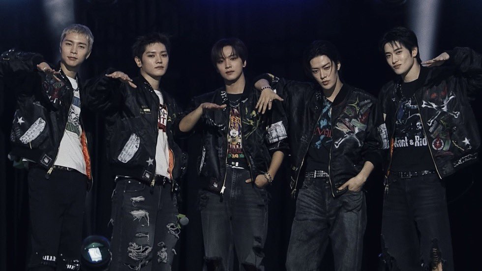 markieemrrrr's tweet photo. There’s literally no other group that could do what 127 is doing! With so many members missing, how are they still performing THIS well?! They’re seriously incredible. I’m so damn proud of them right now!
💚🐱🌹🐻🍒🍑💚 https://t.co/txQ82wSTXF