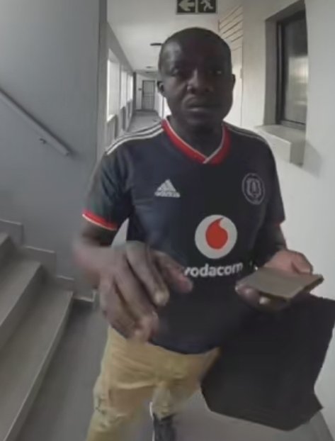 AmukelaniMoyani's tweet photo. This is an illegal Nigerian, highly sought  by @SAPoliceService for stealing a TV, washing machine, microwave and a kettle from an Airbnb in Fourways.  Please assist, a reward is offered!! https://t.co/7srsW0zEYs