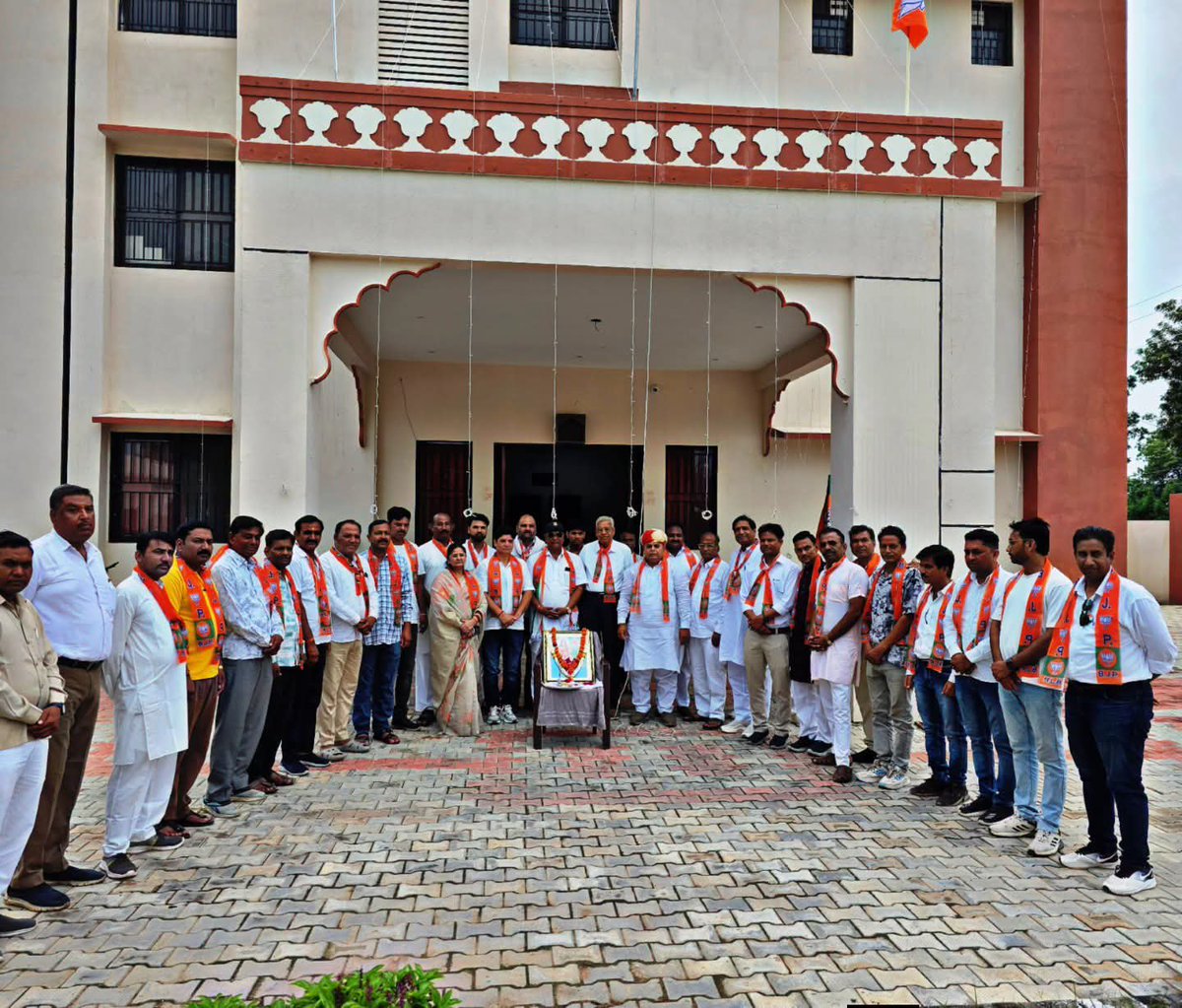 BjpBundi1's tweet photo. आज भारतीय जनता पार्टी कार्यालय, बूंदी में ध्वजारोहण कर भारत का 80वाँ स्वतंत्रता दिवस हर्षोल्लास एवं राष्ट्रभक्ति की भावना के साथ मनाया। भाजपा जिलाध्यक्ष श्री रामेश्वर मीणा ने भारत माता के चित्र पर दीप प्रज्वलित कर तिरंगा ध्वज फहराया ।

#80वाँ_स्वतंत्रता_दिवस 
#जय_हिंद https://t.co/lwys9NIszz