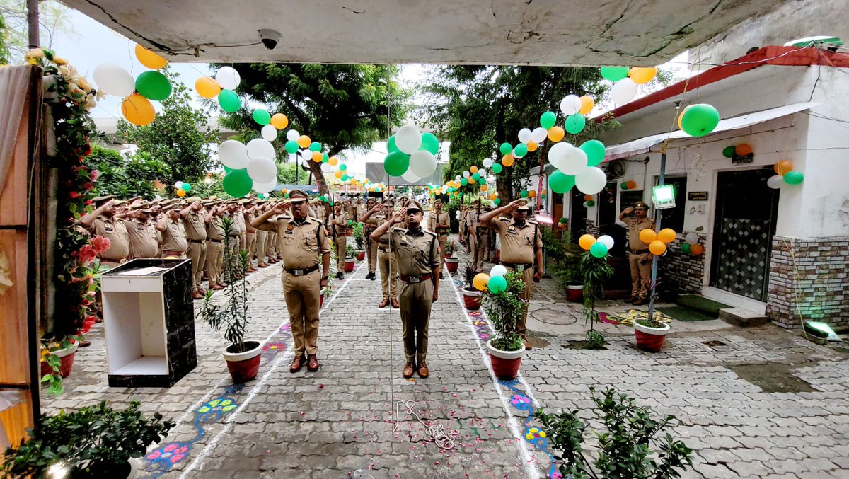 kanpurnagarpol's tweet photo. 80वें स्वतंत्रता दिवस के अवसर पर थाना कल्याणपुर में ध्वजारोहण...

दिनांक 15 अगस्त 2026 को 80वें स्वतंत्रता दिवस के पावन अवसर पर पुलिस उपायुक्त पश्चिम श्री एस.एम. कासिम आबिदी द्वारा थाना कल्याणपुर परिसर में ध्वजारोहण किया गया। 
इस अवसर पर राष्ट्रध्वज को सलामी देते हुए उपस्थित पुलिस अधिकारियों एवं कर्मचारियों को स्वतंत्रता दिवस की शुभकामनाएं दी गईं। पुलिस उपायुक्त महोदय द्वारा राष्ट्र की एकता, अखंडता एवं संप्रभुता की रक्षा तथा जनसेवा, कानून-व्यवस्था एवं नागरिकों की सुरक्षा के प्रति सदैव कर्तव्यनिष्ठ रहने हेतु प्रेरित किया गया।
मौके पर अपर पुलिस उपायुक्त पश्चिम एवं सहायक पुलिस आयुक्त कल्याणपुर सहित अन्य पुलिस अधिकारी एवं कर्मचारी उपस्थित रहे।
@Uppolice @Dcpwkanpur @dgpup