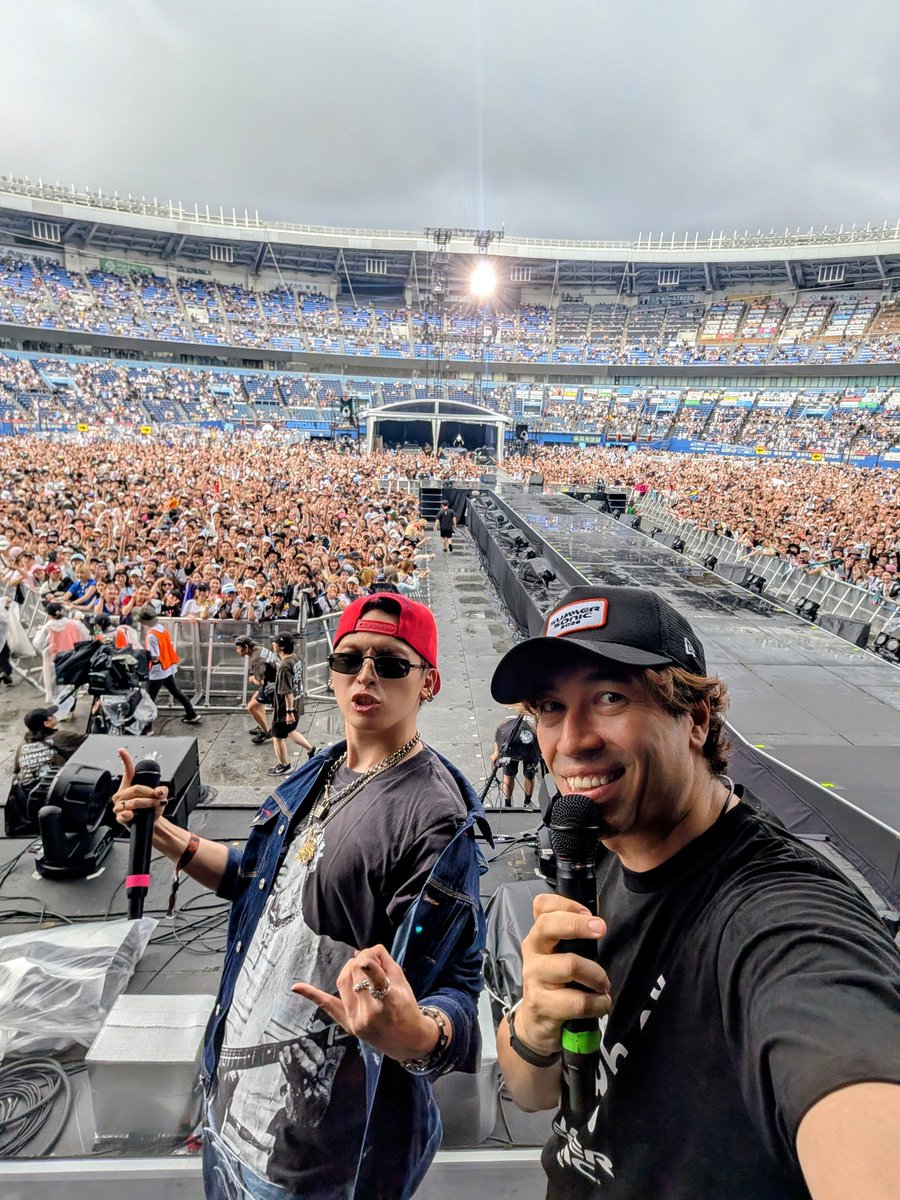 sascha348's tweet photo. #Novelcore 君に舞台裏で会ったら
大の #mgk 好き
と判明したので
お願いしてステージに
出ていただいちゃいました
mgkの紹介が熱かった！
そして紹介の声の音量が
さすがアーティスト、
爆音すぎて横で聴いてて
かっこよさにビビりました！
急遽の飛び入り出演
ありがとうございました🙏
#summersonic #サマソニ #サマーソニック
@summer_sonic @iamnovelcore