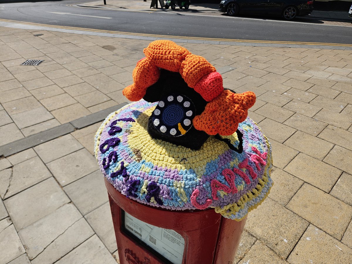 wreckmasterjay's tweet photo. Saw these at the corner of Queen Street/Manor Street in #Bridlington, a #postbox topper with #Lobster Capital on. These are really great and I do love seeing them when walking around, and they're becoming more popular as more and more interesting ideas are knitted together. https://t.co/AtQZgNl6Lb
