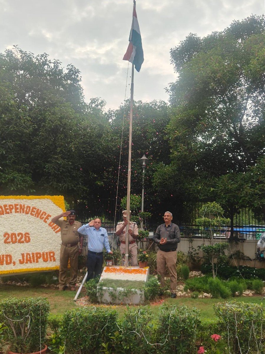 CBCJaipur's tweet photo. स्वतंत्रता दिवस के महापर्व पर केंद्रीय सदन परिसर, विद्याधर नगर, जयपुर में @PIBJaipur एवं @CBCJaipur के निदेशक श्री अनुभव बैरवा ने ध्वजारोहण किया।

#Plant4Mother #IndependenceDay #IndependenceDay2026 #IndiaIndependenceDay #IndiaAt80 https://t.co/DUonJec8GK