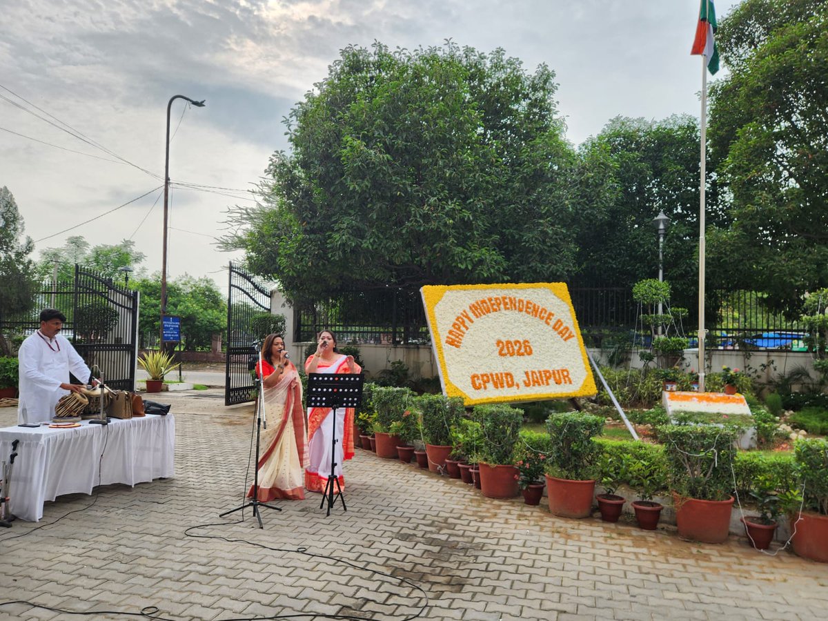 CBCJaipur's tweet photo. कार्यक्रम में #एक_पेड़_माँ_के_नाम अभियान के तहत केंद्रीय अधिकारियों एवं कर्मचारियों को पौधे वितरित किए गए।

इसके साथ ही कार्यक्रम में @CBCJaipur के कलाकारों ने देशभक्ति से ओतप्रोत सांस्कृतिक प्रस्तुतियाँ दीं।

#Plant4Mother #IndependenceDay #IndiaAt80 https://t.co/4ZYIusSF3Q
