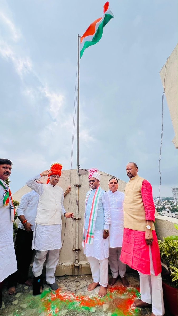 bjpkarmveer's tweet photo. आज भाजपा प्रदेश कार्यालय में 80वें स्वतंत्रता दिवस पर हमारे प्रेरणास्रोत डॉ श्यामा प्रसाद मुखर्जी जी की प्रतिमा पर प्रदेश अध्यक्ष श्री आदित्य साहू जी,नेता प्रतिपक्ष श्री बाबूलाल मरांडी जी के साथ माल्यार्पण कर ध्वजारोहण किया एवं सभी को स्वतंत्रता दिवस की शुभकामनाएं दी। https://t.co/8rFX7ZN7Ow