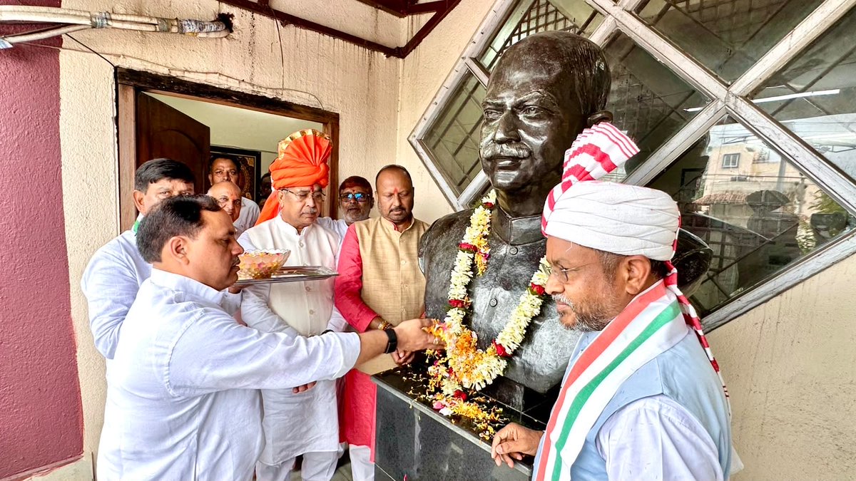 bjpkarmveer's tweet photo. आज भाजपा प्रदेश कार्यालय में 80वें स्वतंत्रता दिवस पर हमारे प्रेरणास्रोत डॉ श्यामा प्रसाद मुखर्जी जी की प्रतिमा पर प्रदेश अध्यक्ष श्री आदित्य साहू जी,नेता प्रतिपक्ष श्री बाबूलाल मरांडी जी के साथ माल्यार्पण कर ध्वजारोहण किया एवं सभी को स्वतंत्रता दिवस की शुभकामनाएं दी। https://t.co/8rFX7ZN7Ow