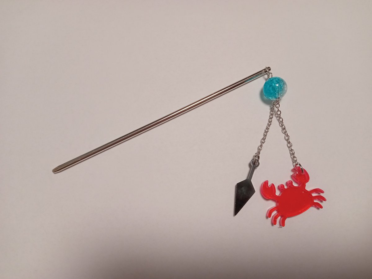 subaru_aose's tweet photo. カニ&amp;クナイのかんざしを作りました。
水色は二人が遊んだ川のイメージです。
こちらもイベント頒布はまだ材料が少ないため予定しておりませんので、もしご希望の方がいらしたらDMくださいませ。数個なら作れそうですので…。 https://t.co/VAEBHHbn2b