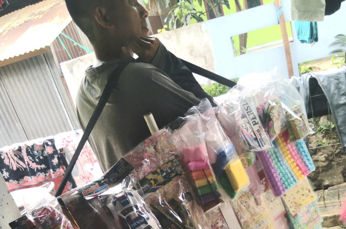 keluhkesahkonoh's tweet photo. Kak, ini suamiku. Hari ini dia jadi pedagang mainan keliling. Cari kerja susah, setelah COVID kena PHK. Semua barang kami jual, termasuk motor. Sampai hari ini kami juga masih merangkak, Kak.

Kak, aku tahu rasanya ada di posisi kamu sekarang. 🥹 Mana kami yatim piatu, bener-bener cuma saling nguatin berdua buat anak-anak.

Semoga nanti Allah mudahkan jalannya ya, Kak. 🫂 Cepet bisa beli motor baru lagi. 🤲🏻🥹 Aamiin. Kuat-kuat ya, Kakaaa 🤍