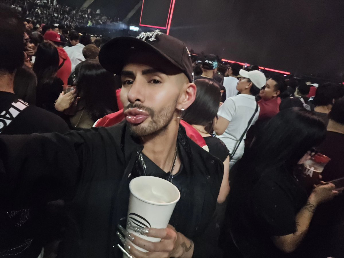 DramaQueenRemix's tweet photo. Se dio todo en el concierto de #Arcangel 🖤❤️🔥 3 PERRAS HORAS NOS REGALO DE SHOW #LaMaravilla 🖤 Un grande de la vieja escuela del #Reggaeton 🖤 #PapiArca #CDMX #México #PalacioDeLosDeportes 🖤 ARTISTA GRANDE 🙏 https://t.co/amfN93VGLf