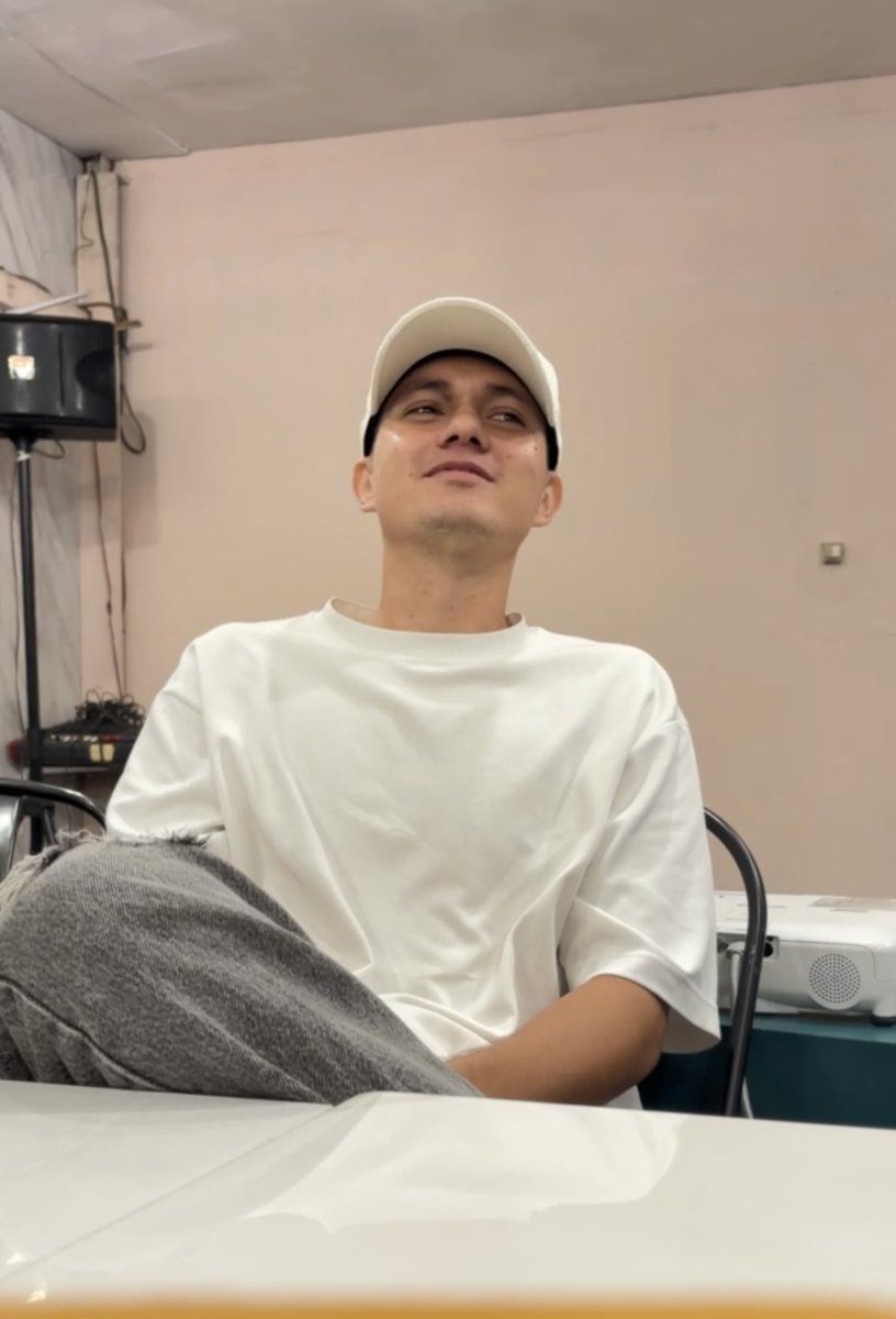 crssxcc's tweet photo. part dia yang nyanyi dia salting, 
part paulmoon yg nyanyi dia juga salting,

udah gt dengan pede nya pas paulmoon yg mau nyanyi dia blg “ah mampus lu gantian” , tp malah tetep diaa yang salting. 
Kocak nih lambang unduh. https://t.co/1BsPFZVJDE