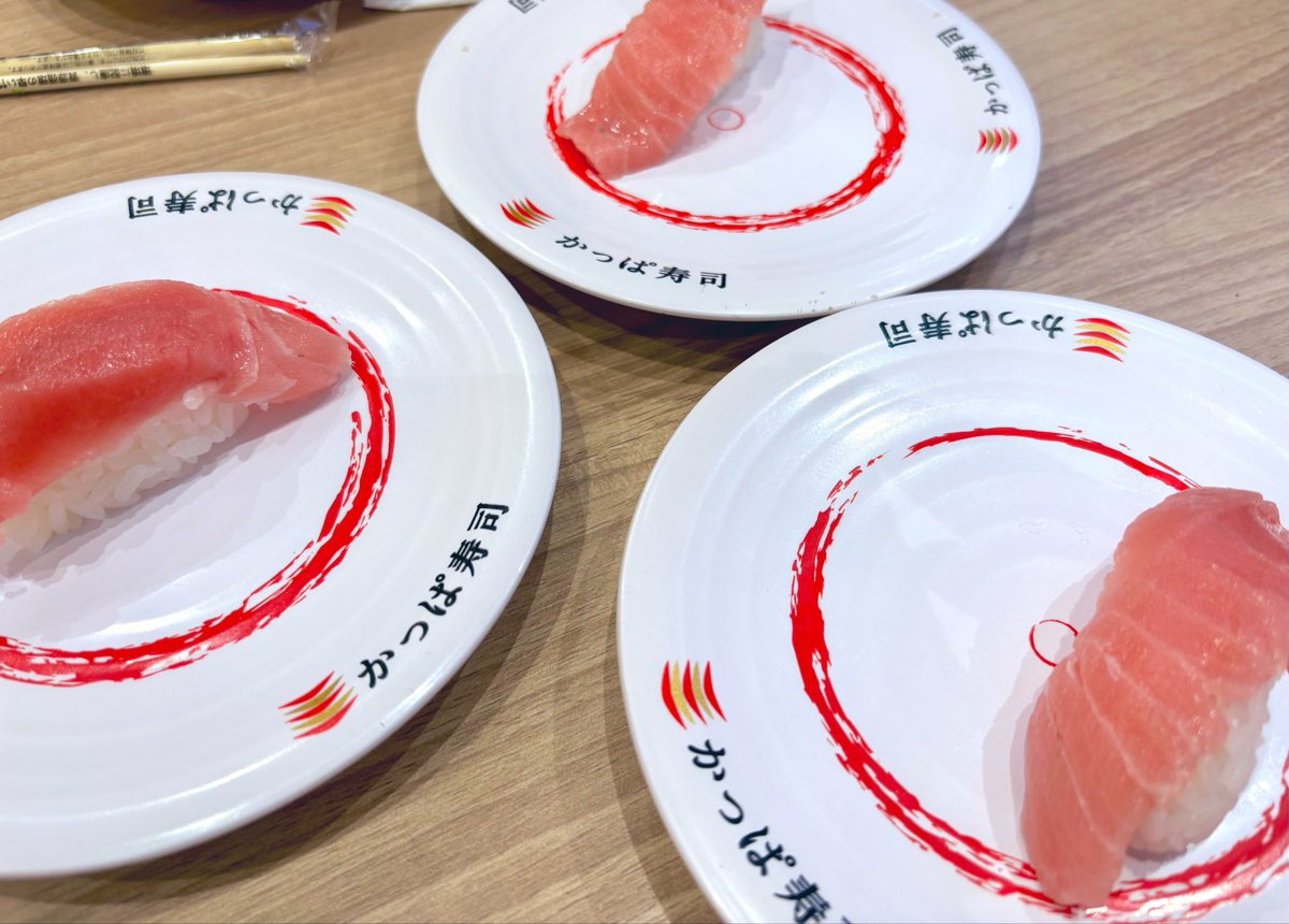 MOMOSUKE09's tweet photo. お昼は数年ぶりにかっぱ寿司です🥰
昨年末にオープンしたばかりの店舗でソファーがふかふか☁️ 本鮪中トロうま〜🌟

どれも美味しくて気軽に食べられてかっぱ寿司の良さを存分に味わってきました☺️✋

ラベさんはたぶん不在でした🫣🪻

アトム優待利用💶 https://t.co/ZbU7TS5An1