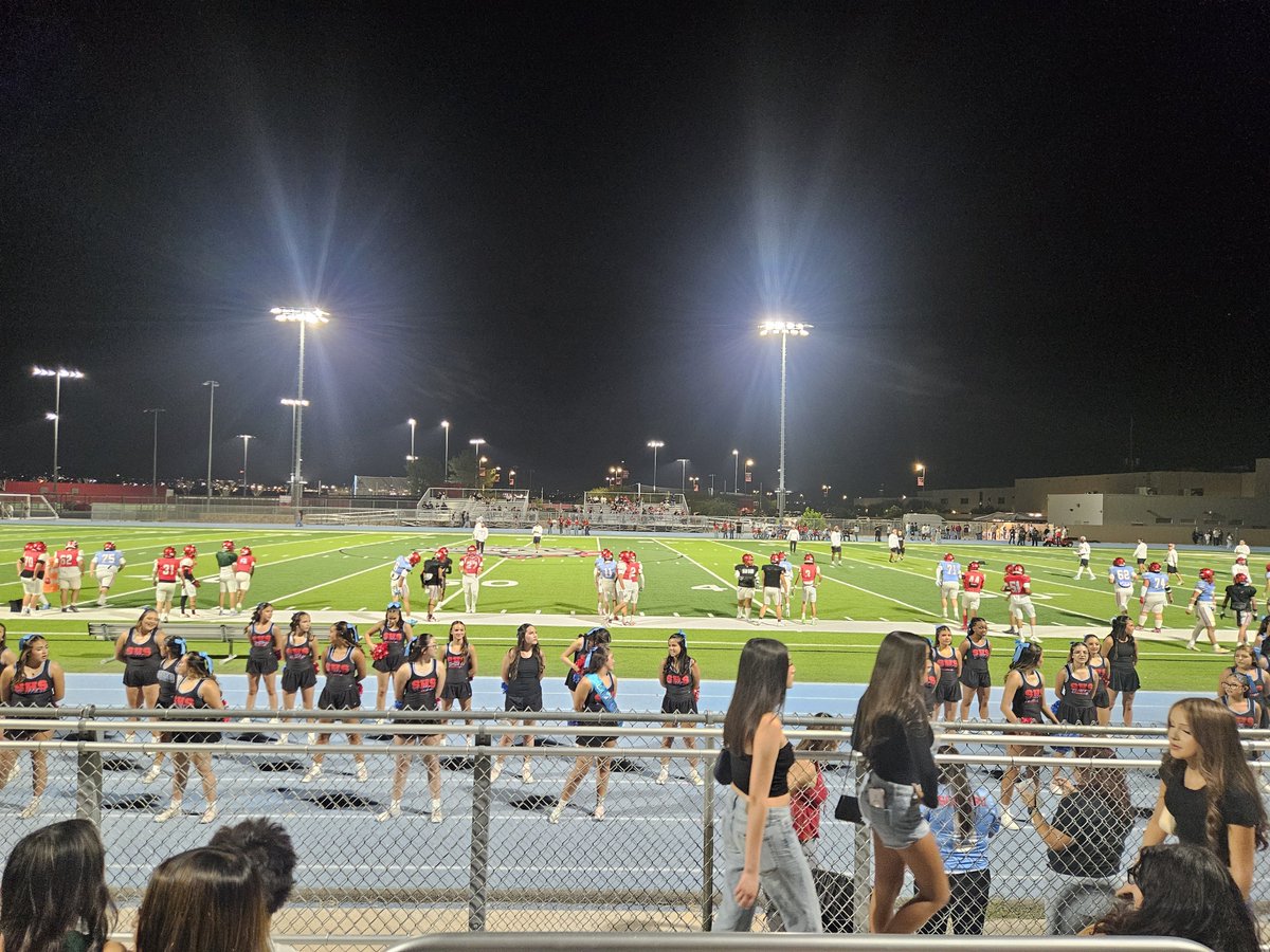 MarkyMarkgooder's tweet photo. Having a #GOODER time at Midnight Madness at Socorro High School! Let's go, Bulldogs! #BulldogStrong #BULLDOGNATION ππ https://t.co/yVEhR1t2hp