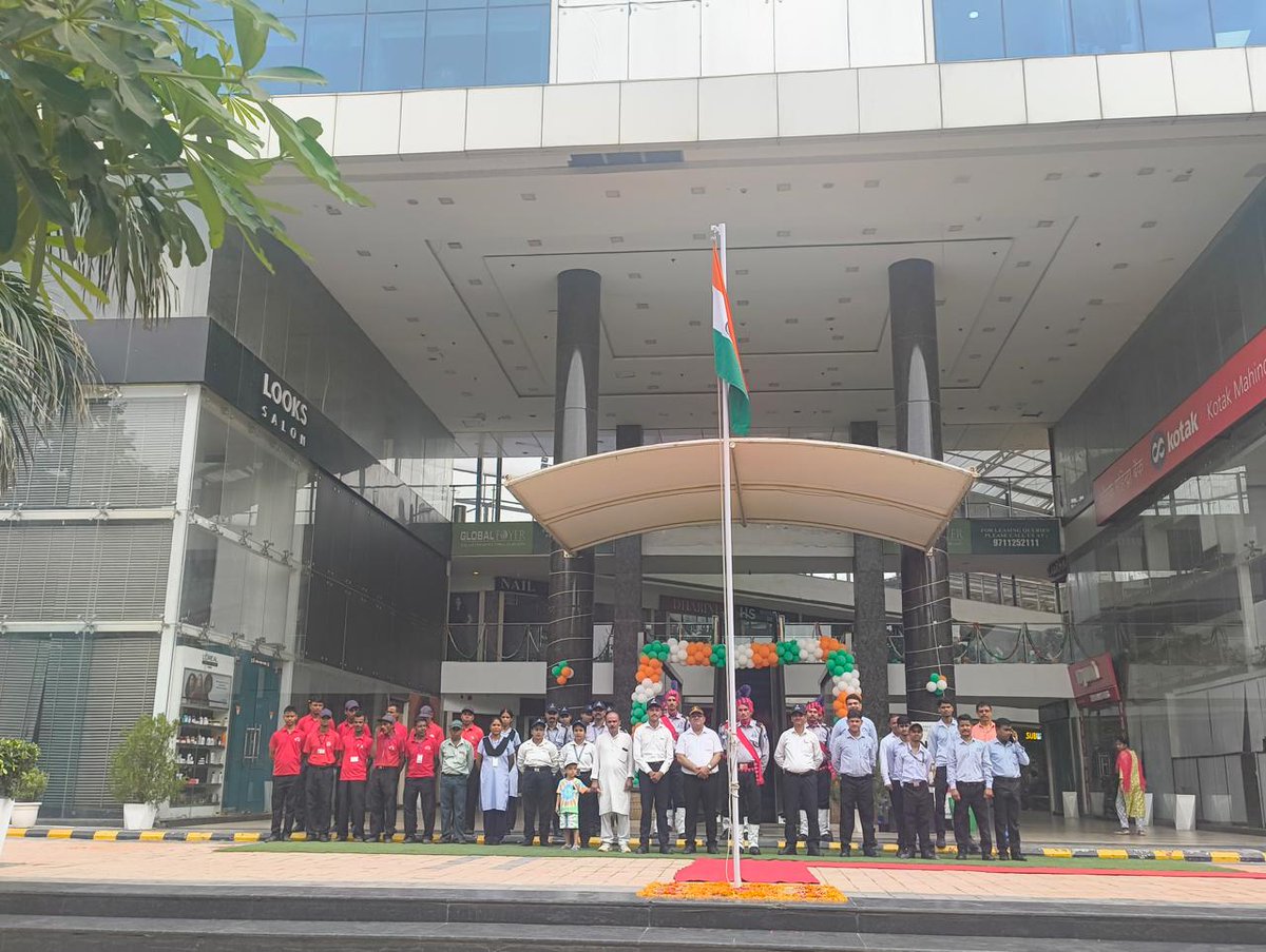 GlobalFoyer's tweet photo. 🇮🇳 The colours of our nation, the pride in our hearts, and the joy of celebrating together! Global Foyer was filled with the true spirit of Independence Day. ❤️🤍💚

#IndependenceDay #GlobalFoyer #PalamVihar #Gurugram #ProudIndian https://t.co/lLJK2Y7XFs