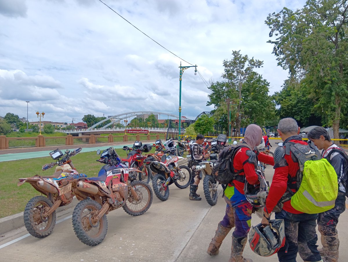 webike_offroad's tweet photo. AXCR完走しました‼️
#AXCR
#アジアクロスカントリーラリー
#Webike
#Webikethailand
#HONDA
#CRF250RALLY
#テクニクス
#ミシュラン
#SP忠男
#IPONE
#クロスパーク勝沼
#musashi
#fortienceconsulting
#welport
#PROPAK
#中央自動車大学校 https://t.co/fUoVpnlMeE