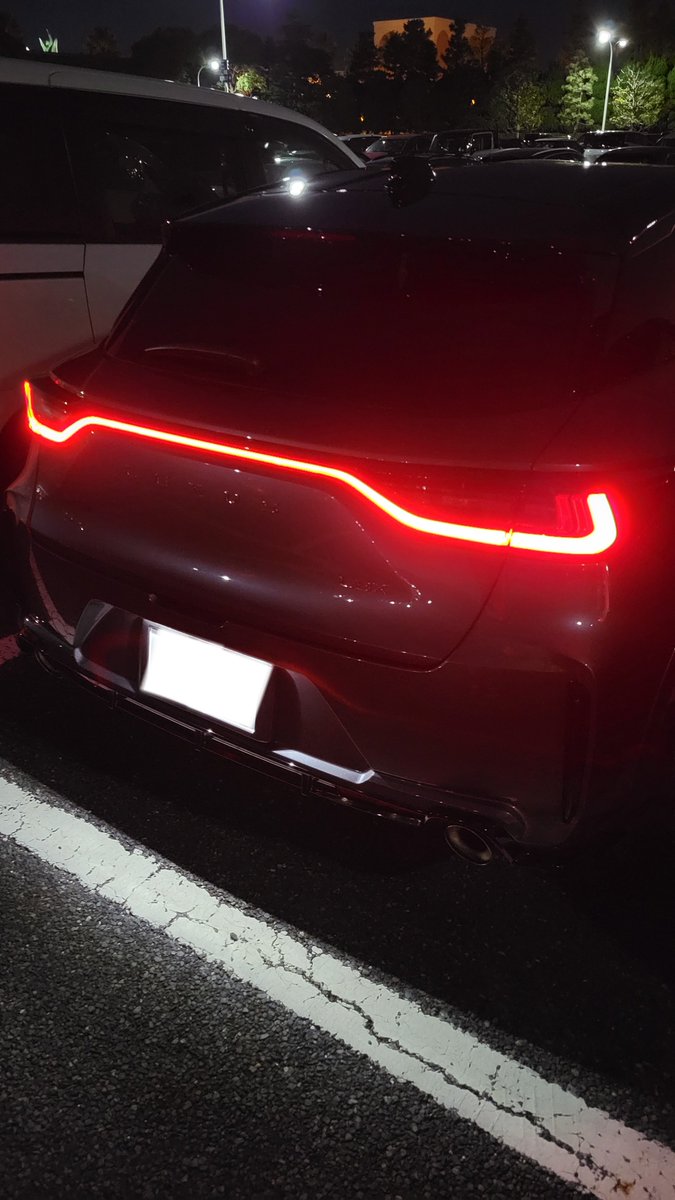 komono911's tweet photo. 初めはブレーキ鳴きが煩かったけど今はほとんどしないから快適。前輪だけスグ汚れるけど途中から街中のベンツも大体同じなのに気付いて気にしなくなった。morizoのバッジはテンションあがるけど黄色の差し色が羨ましい。買替えたい車もないしアナタが何もしなければこのまま乗り潰すと思う。(続) https://t.co/qbZvcsAwRD