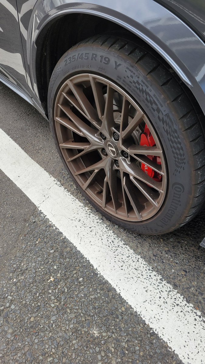 komono911's tweet photo. 初めはブレーキ鳴きが煩かったけど今はほとんどしないから快適。前輪だけスグ汚れるけど途中から街中のベンツも大体同じなのに気付いて気にしなくなった。morizoのバッジはテンションあがるけど黄色の差し色が羨ましい。買替えたい車もないしアナタが何もしなければこのまま乗り潰すと思う。(続) https://t.co/qbZvcsAwRD
