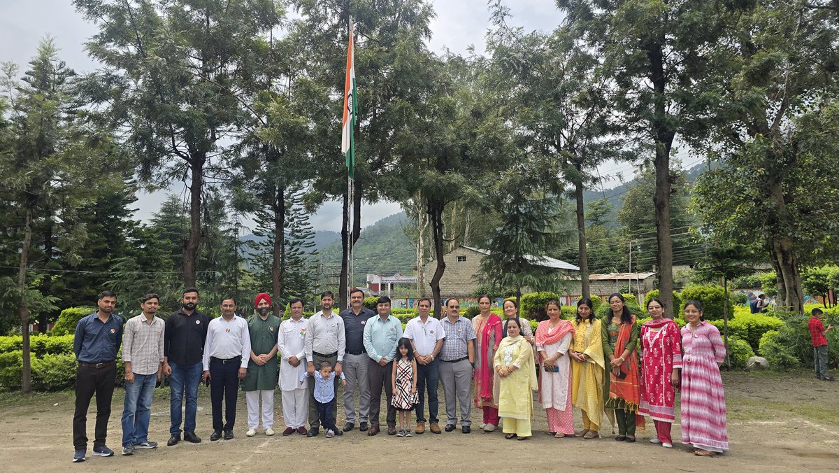 jnvmandipandoh's tweet photo. @NVS_HQ 🇮🇳 PM SHRI JNV Pandoh proudly celebrated the 80th Independence Day with the unfurling of the National Flag, followed by inspiring speeches and vibrant cultural programmes showcasing the spirit of patriotism, unity and national pride. 🇮🇳

#IndependenceDay https://t.co/60luY0FVrm