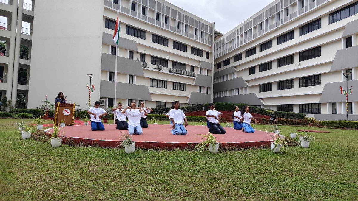 raviphdnet's tweet photo. The #Symbiosis campus came alive with patriotic spirit, enthusiasm, and pride as students came together to celebrate #IndependenceDay

Through vibrant performances and meaningful participation, our students celebrated the Constitution, democracy &amp; the spirit of unity in diversity https://t.co/ShpyvgzWyd